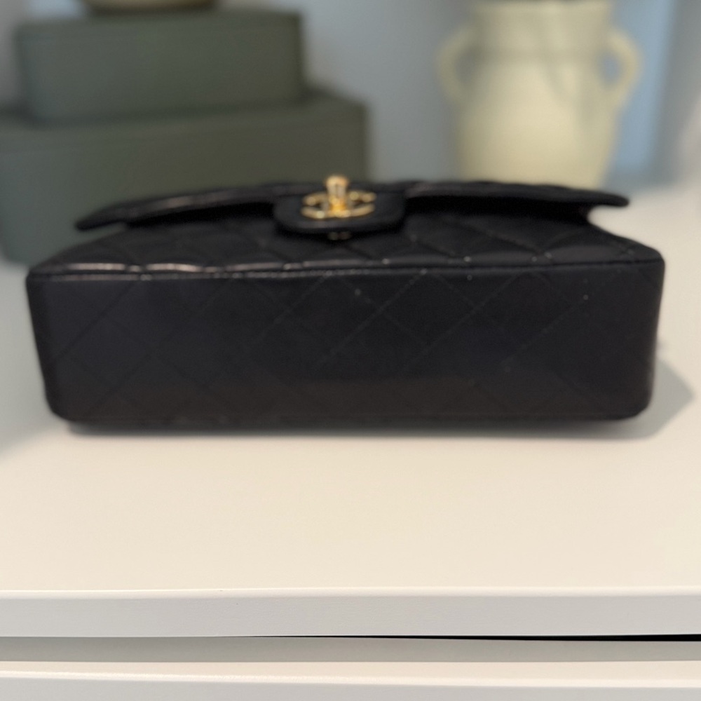 *AUTHENTIC* CHANEL medium classic flap - image 5